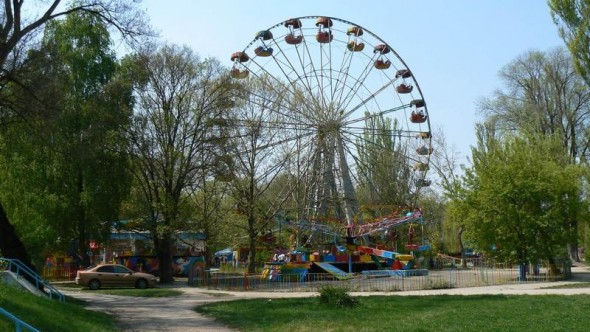 TRAGEDIE la Botanica. O tânără a căzut de pe roata panoramică de la Valea Trandafirilor